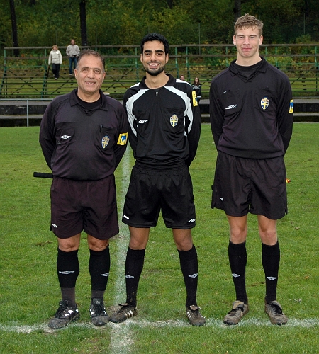 2007_0929_02.JPG - Domarteamet som dömde matchen ASIF - Sala FF