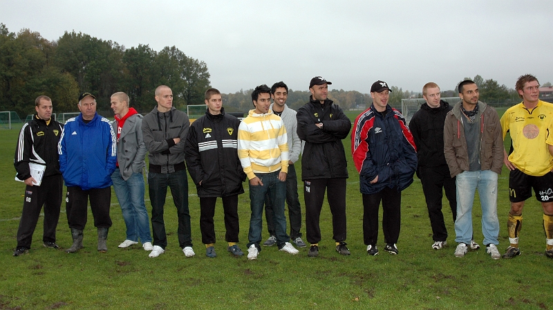 2007_0929_05.JPG - Ledare och spelare uppställda inför medaljutdelning