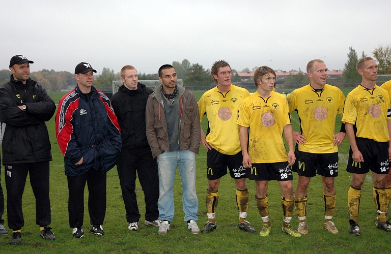 2007_0929_06.JPG - Ledare och spelare uppställda inför medaljutdelning