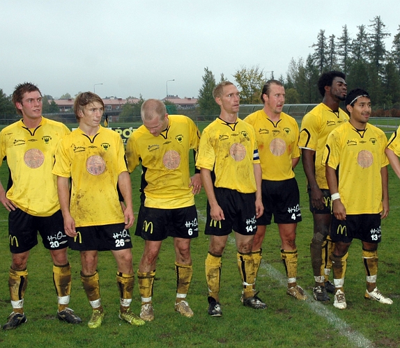 2007_0929_07.JPG - Ledare och spelare uppställda inför medaljutdelning