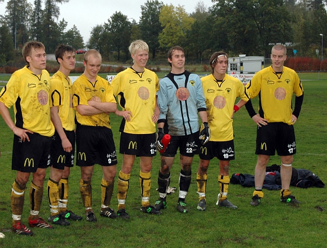 2007_0929_08.JPG - Ledare och spelare uppställda inför medaljutdelning