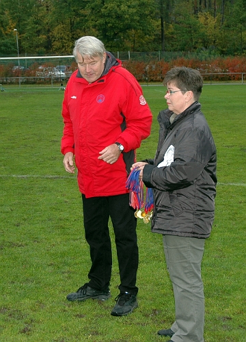 2007_0929_09.JPG - Förbundets representant delade ut medaljer för serieseger i Div.4 Västmanland 2007