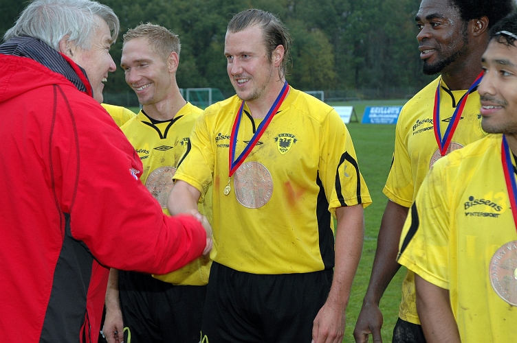 2007_0929_12.JPG - Förbundets representant delade ut medaljer för serieseger i Div.4 Västmanland 2007