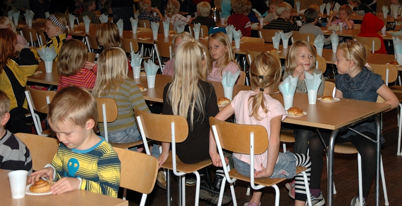 2007_1007_03.JPG - Saft och bullar innan prisutdelningen