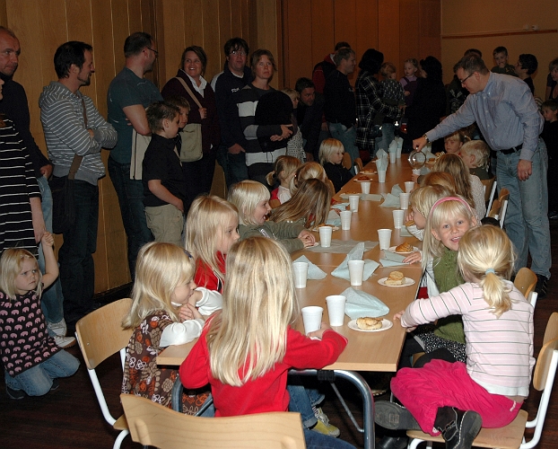 2007_1007_04.JPG - Saft och bullar innan prisutdelningen