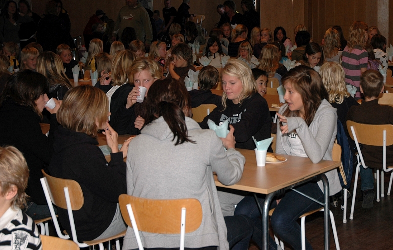 2007_1007_17.JPG - Nu har de äldre lagen kommit på plats för sin avslutning