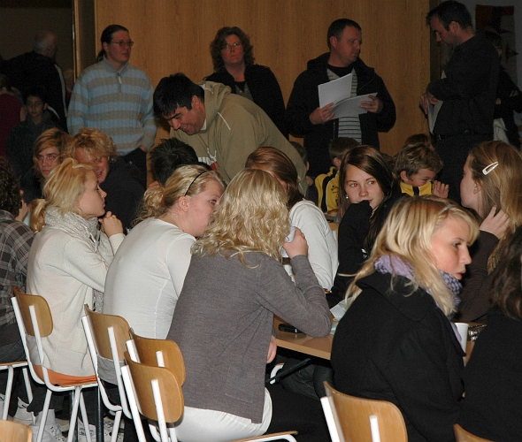 2007_1007_18.JPG - Nu har de äldre lagen kommit på plats för sin avslutning