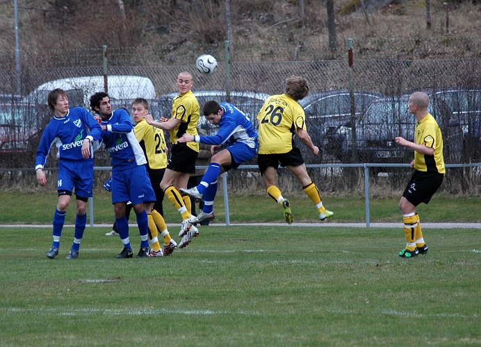 2008_0419_150717AA.JPG - Södra's backlinje nickar undan bollen från målområdet