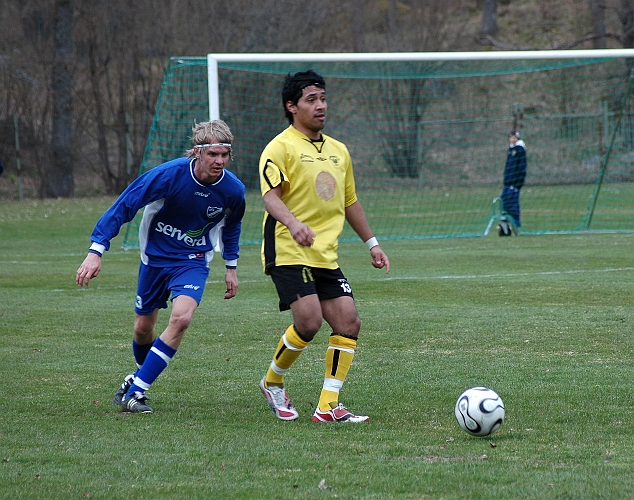 2008_0419_151231AA.JPG - Jonas Hammarlund täcker bollen och spelar ett enkelt pass hemåt