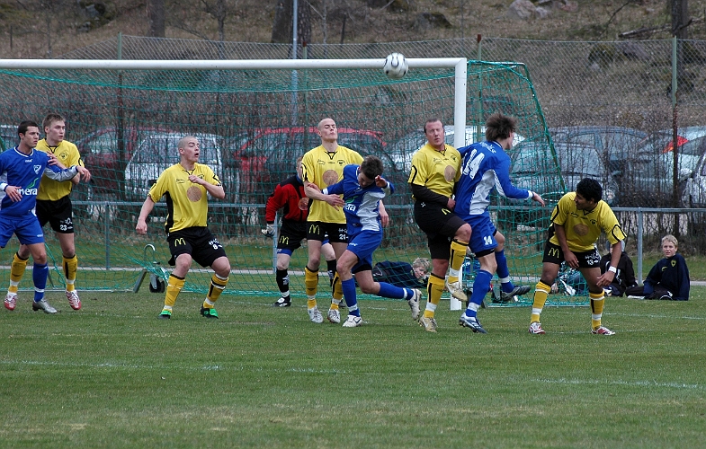 2008_0419_151400AA.JPG - Södra's backlinje nickar åter undan bollen från målområdet