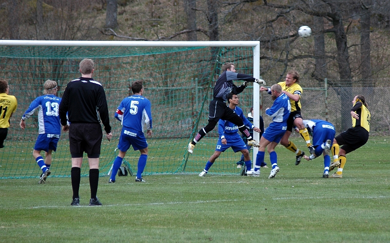 2008_0419_151523AA.JPG - En Södra-hörna som Örebros målvakt boxar undan framför Johan Reinholdsson