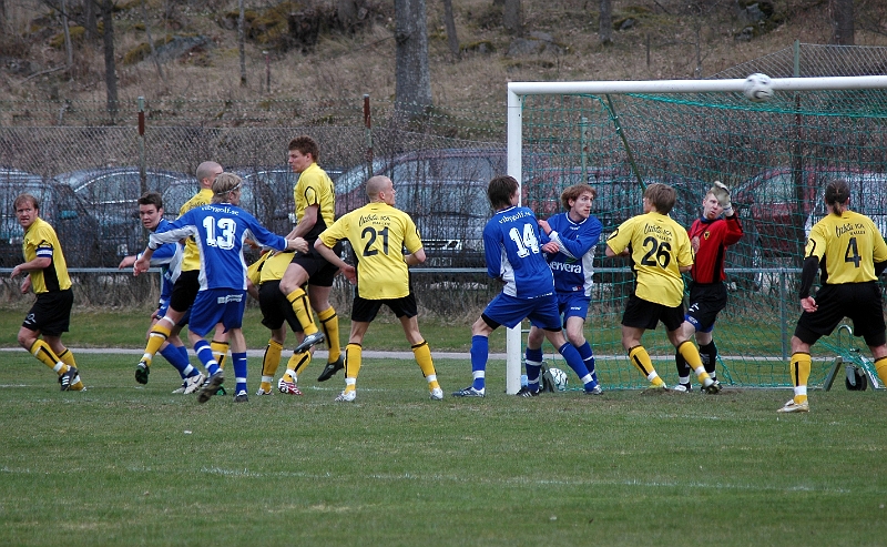 2008_0419_154420AA.JPG - Bollen går rakt igenom hela målområdet orörd efter en Örebro-hörna