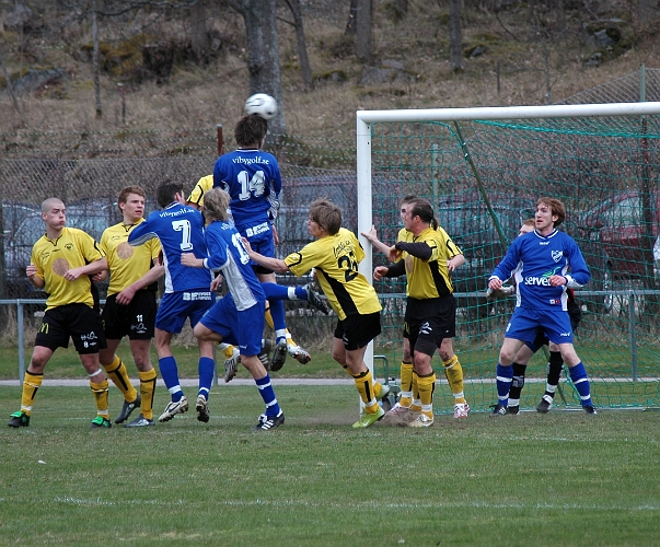 2008_0419_154538AA.JPG - En ny chans på en Örebro-hörna men bollen går utanför