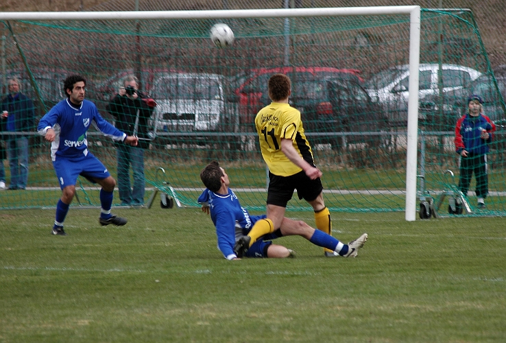 2008_0419_160809AA.JPG - Andreas Karlsson får en målchans men bollen går ej i mål