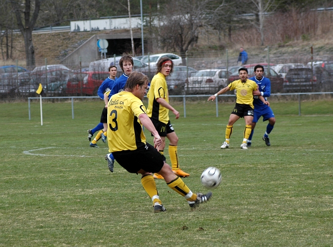 2008_0419_164153AA.JPG - Johan Reinholdsson lyfter in bollen mot straffområdet, för södra's forwards att jobba på