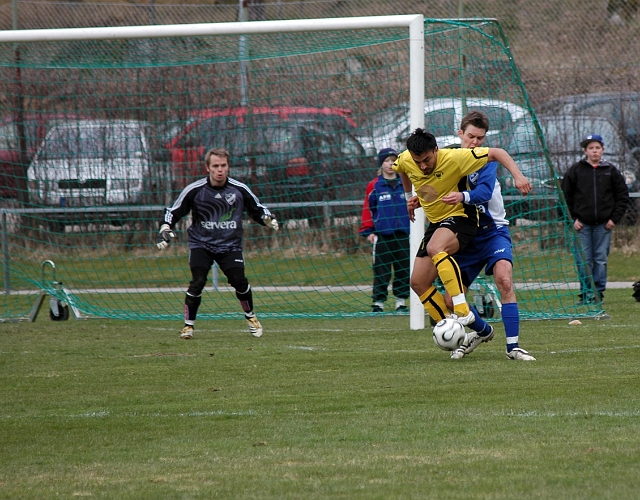 2008_0419_164416AA.JPG - Victor Huerta täcker bollen och försöker komma loss från sin bevakning