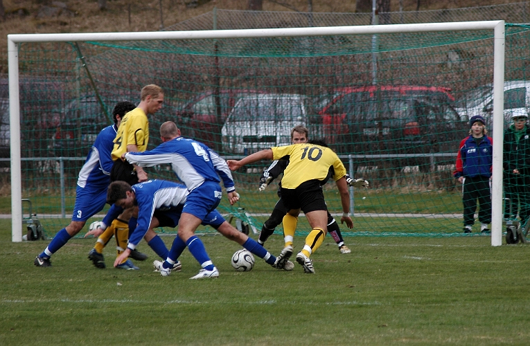 2008_0419_164421AA.JPG - Victor Huerta och Mikael Wiker är framme och oroar örebroförsvaret