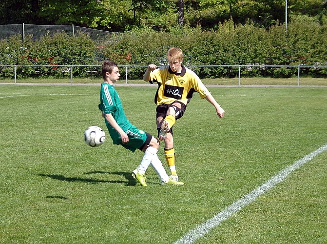 2008_0524_02.JPG - Tobbe Jansson spelar upp bollen längs sidlinjen