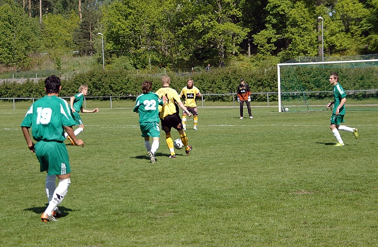 2008_0524_03.JPG - Filip Stjernfeldt är nere och hämtar bollen i uppspelsfasen