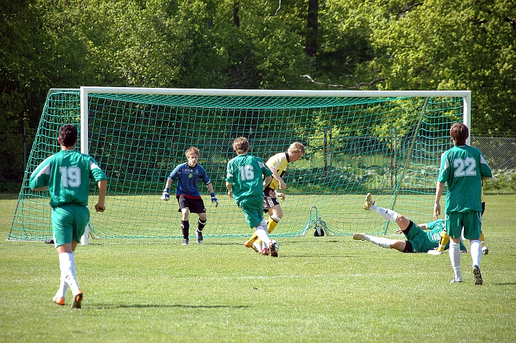 2008_0524_04.JPG - Rasmus Persson får ett bra läge framför mål men situationen avvärjs av Frankeförsvaret