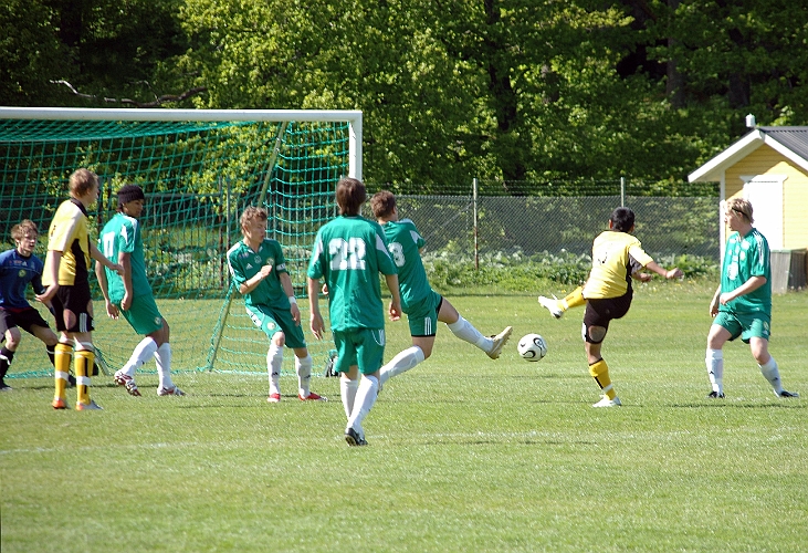 2008_0524_05.JPG - "Tak" skjuter från ett bra läge, men bollen går precis utanför stolpen