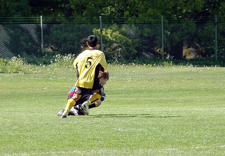2008_0524_10.JPG - Frankes målvakt får bollen under kontroll precis innan "Tak" kommer