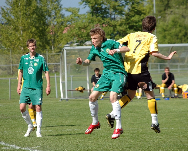 2008_0524_11.JPG - Det var många luftdueller på mitten