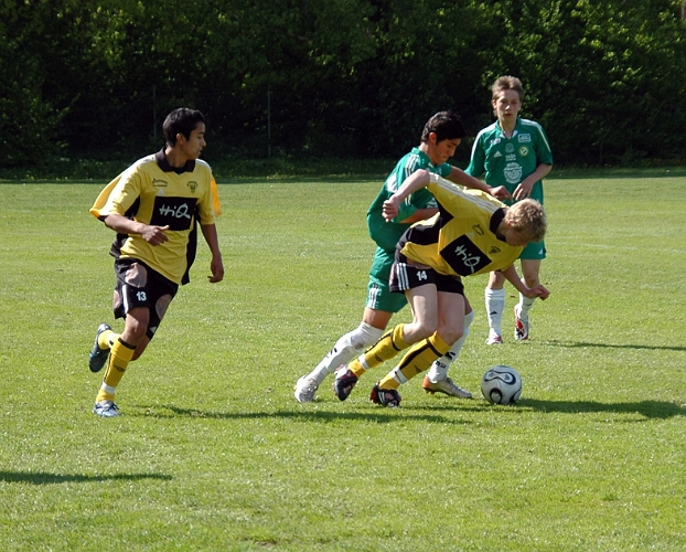 2008_0524_12.JPG - Filip Stjernfeldt är hårt uppvaktad i ryggen