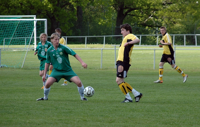 2008_0524_16.JPG - Mikael Ivarsson i kamp om bollen på mitten