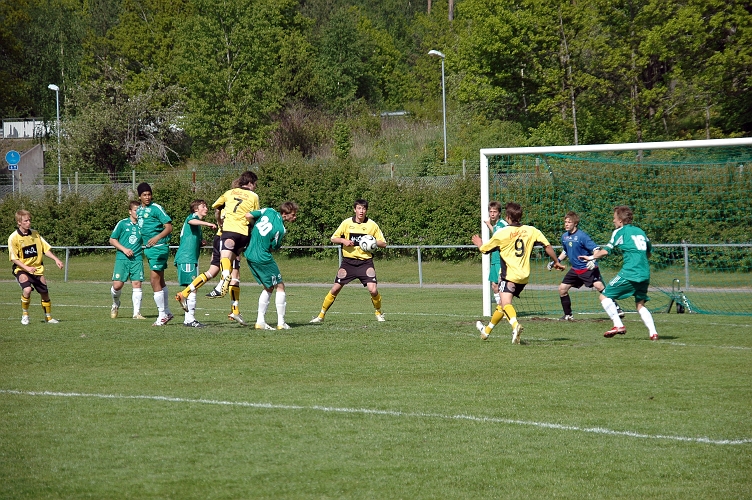 2008_0524_19.JPG - Ytterligare en bra hörna från Södra men Frankespelarna reder ut situationen