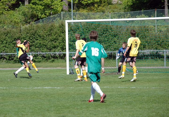 2008_0524_21.JPG - En bra chans för Johan Ponce att bli 2-målsskytt men får ingen bra träff på bollen utan målvakten kan ta in den