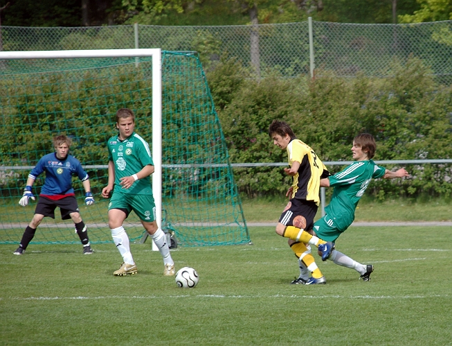 2008_0524_23.JPG - Rio Babovic kom in i 2:a halvlek och har här ett bra skottillfälle