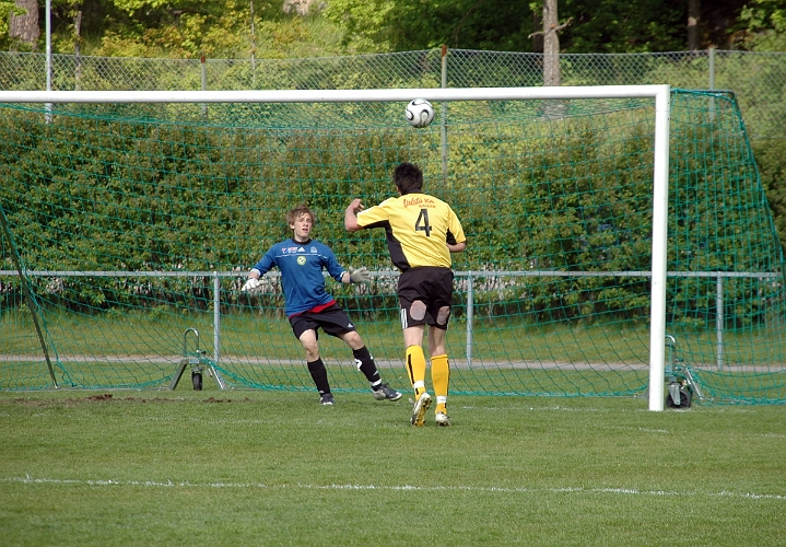 2008_0524_24.JPG - Här kommer äntligen kvitteringen till 2-2, Olle Andersson nickar in ett fint inlägg från vänster