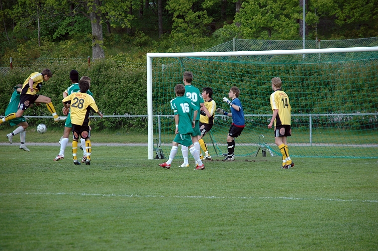 2008_0524_25.JPG - Anton Pettersson får ytterligare en chans men bollen går utanför målet