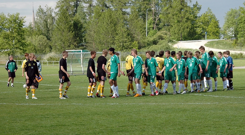 2008_0524_26.JPG - Spelarna tackar varandra efter matchen