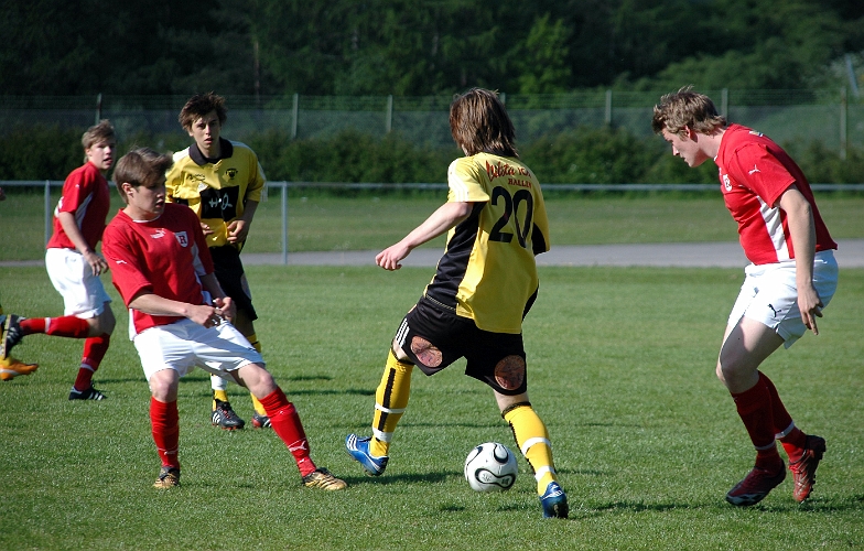 2008_0525_03.JPG - Mikael Pettersson är uppvaktad av 2 Ranstaförsvarare