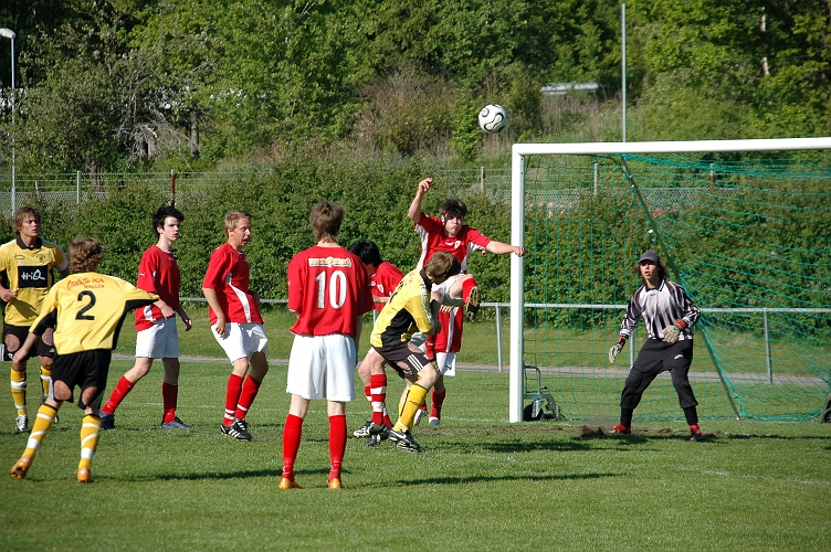 2008_0525_05.JPG - Här är det nära ett Södramål efter en hörna