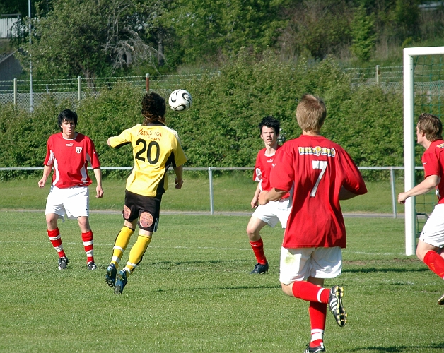 2008_0525_06.JPG - Ypperligt läge för Mikael Pettersson men bollen gick inte hans väg idag