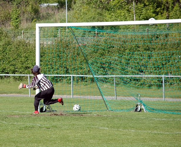2008_0525_07.JPG - Här smiter bollen strax över ribban efter ett långskott
