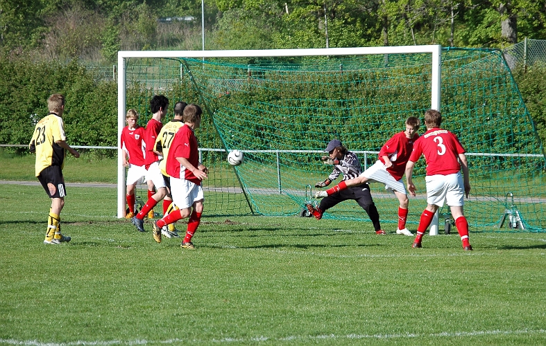 2008_0525_11.JPG - Det var målchanser mest hela tiden i 1:a halvlek för Södra