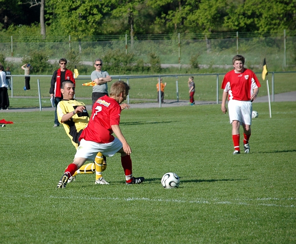 2008_0525_12.JPG - Mergim Bekaj vinner en närkamp