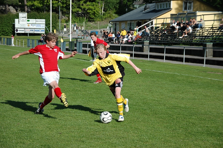 2008_0525_15.JPG - 2-målskytten Adam Hill dribblar sig förbi sin back