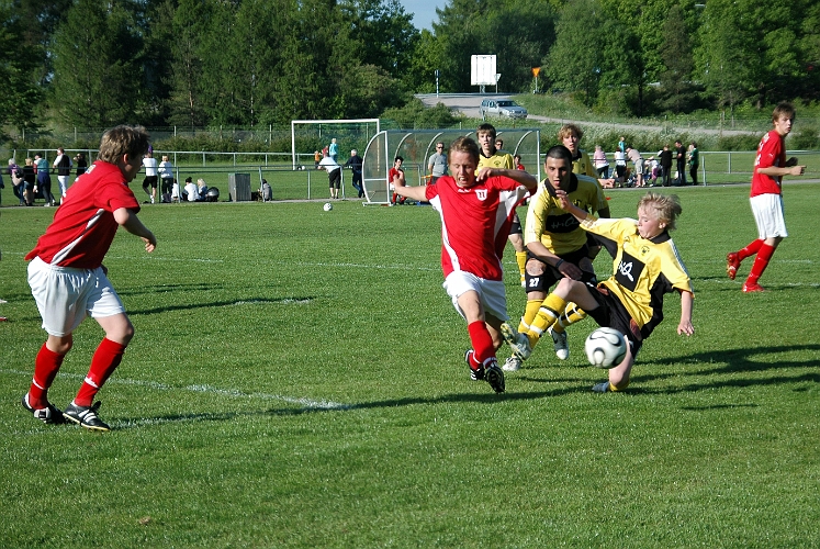 2008_0525_16.JPG - Adam Hill är framme ytterligare en gång i närkamp med Ranstaförsvaret