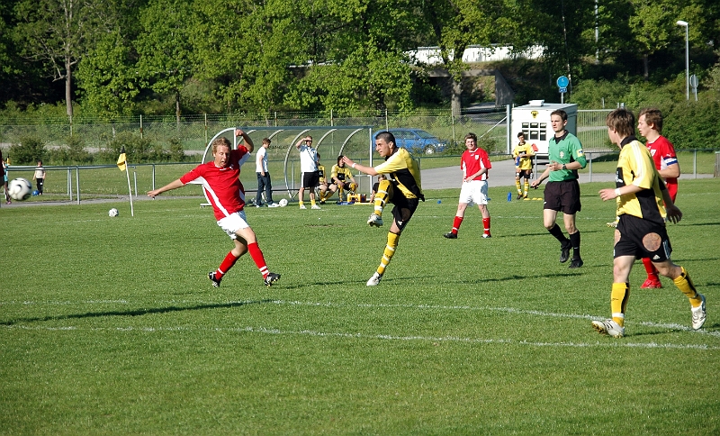 2008_0525_17.JPG - Mergim Bekaj testar ett skott från distans, men bollen går precis utanför målet