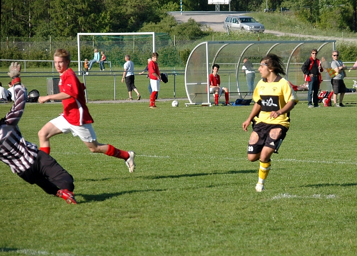 2008_0525_19.JPG - Bewar Muhammed vinklar bollen förbi målvakten men den går precis utanför stolpen