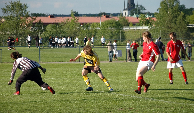 2008_0525_21.JPG - Mikael Pettersson får en sista chans men även den räddar målvakten