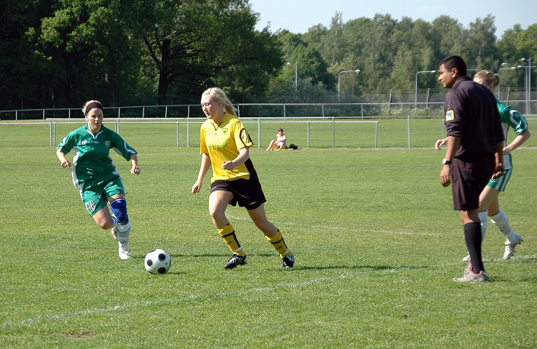 2008_0531_01.JPG - Elin Bergkvist driver bollen i utkanten av straffområdet, för att hitta ett bra skottläge