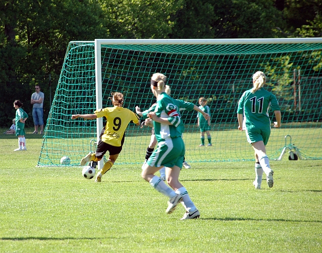 2008_0531_05.JPG - Södra kommer igen och här kvitterar man till 1-1 genom nr.9 Sofia Larsson
