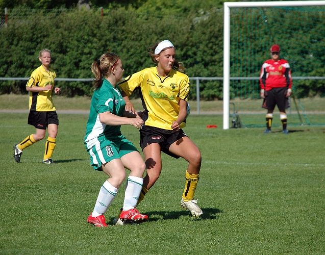 2008_0531_07.JPG - Sofia Larsson är hårt uppvaktad av en Tillbergaspelare