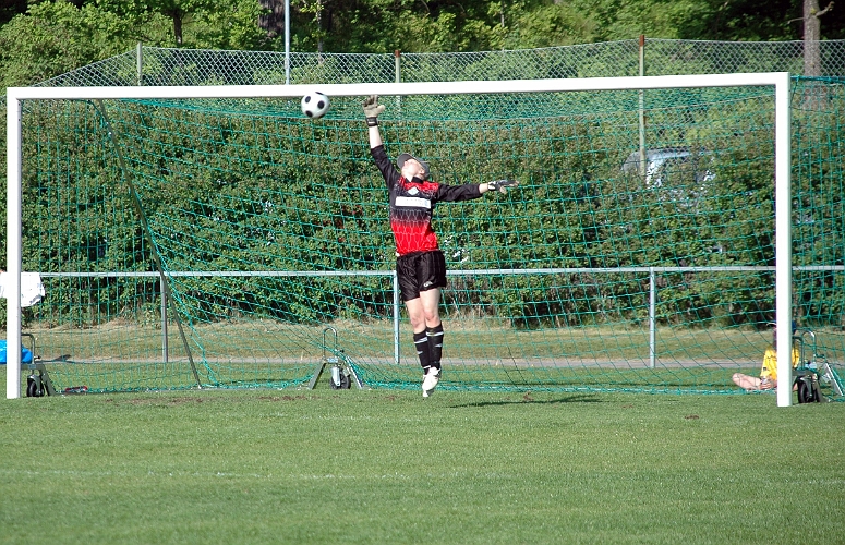 2008_0531_14.JPG - Amanda Hill fastställer slutresultatet till 4-2 för Södra med ett fint skott över målvakten